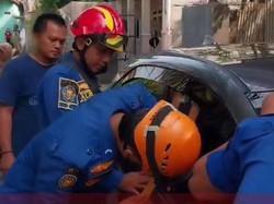 Damkar Bogor Evakuasi 2 Bocah Terjebak dalam Mobil di Cibinong