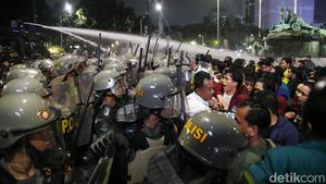 Potret Demo Ricuh di Patung Kuda, Massa Disemprot Air