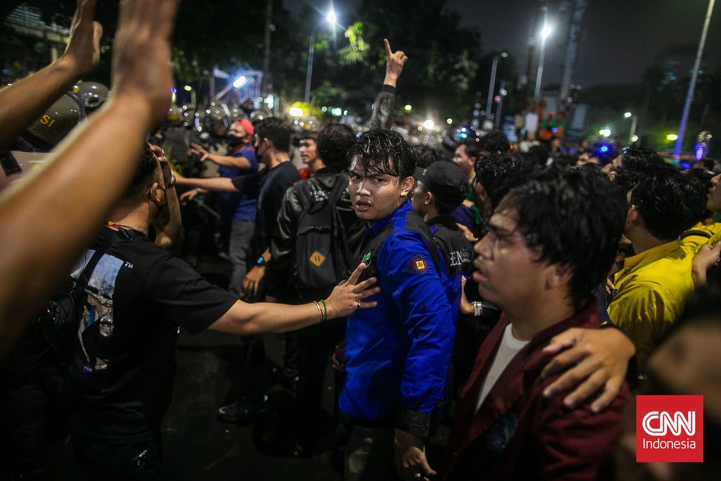 Kericuhan terjadi dalam tindakan demo Badan Eksekutif Mahasiswa Seluruh Indonesia (BEM SI) di Patung Kuda, Jakarta Pusat. Massa tindakan menumbangkan satu barier beton nan ditariknya dengan tali tambang.