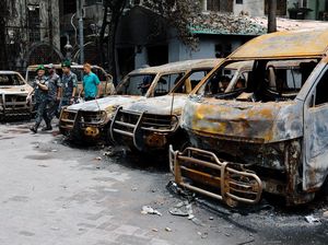 Gedung hingga Kendaraan Hangus Terbakar Imbas Rusuh di Bangladesh Gedung hingga Kendaraan Hangus Terbakar Imbas Rusuh di Bangladesh