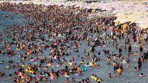 Pantai Mesir Tetap Ramai Wisatawan, meski Dikuasai Gelombang Panas