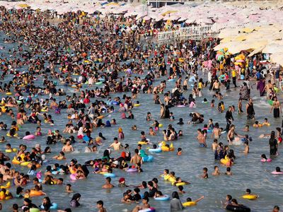 Pantai Mesir Tetap Ramai Wisatawan, meski Dikuasai Gelombang Panas
