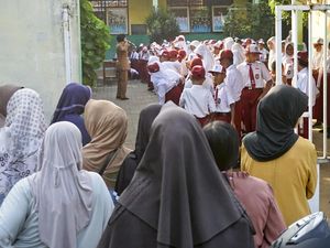 Kemendikdasmen Minta Orang Tua Antar Anak pada Hari Pertama Sekolah