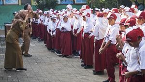 Cerianya Guru di Batang Sambut Anak-anak Saat Hari Pertama Sekolah