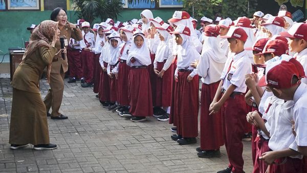 Cerianya Guru di Batang Sambut Anak-anak Saat Hari Pertama Sekolah