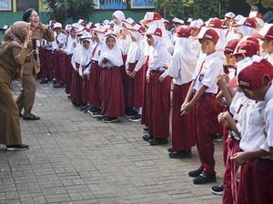 Cerianya Guru di Batang Sambut Anak-anak Saat Hari Pertama Sekolah Cerianya Guru di Batang Sambut Anak-anak Saat Hari Pertama Sekolah