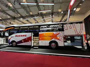 Unik Banget! Bus Terbaru Hino Ini Punya Bagasi Belakang Super Luas