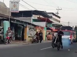 Pemotor Gagal Atraksi Standing di Karnaval Nganjuk Tabrak dan Lukai Warga