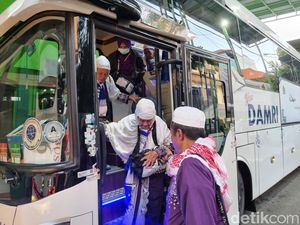 Kloter Pemungkas Debarkasi Surabaya Tiba di Asrama Haji Kloter Pemungkas Debarkasi Surabaya Tiba di Asrama Haji