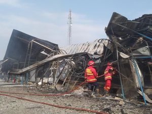 Kandang Terbakar di Tulungagung, 60 Ribu Anak Ayam Mati-Kerugian Rp 8 M Kandang Terbakar di Tulungagung, 60 Ribu Anak Ayam Mati-Kerugian Rp 8 M