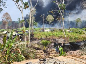Penampakan Sumur Minyak Ilegal di Sumsel Terbakar yang Tewaskan 5 Orang Penampakan Sumur Minyak Ilegal di Sumsel Terbakar yang Tewaskan 5 Orang