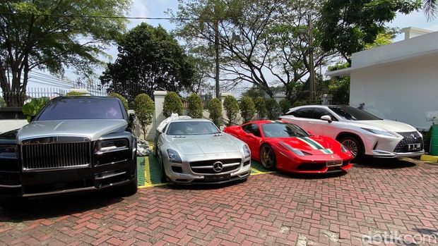 Kejagung melimpahkan tersangka Harvey Moeis dan Helena Lim ke Kejari Jaksel. Kantor jaksa pun mendadak menjadi 'show room' mobil mewah (Ondang/detikcom)