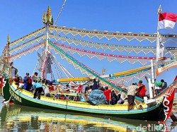 Kemeriahan Tradisi Petik Laut di Desa Padelegan Pamekasan