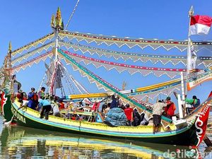 Kemeriahan Tradisi Petik Laut di Desa Padelegan Pamekasan Kemeriahan Tradisi Petik Laut di Desa Padelegan Pamekasan