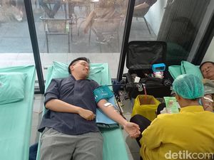 Gusti Bhre Deg-degan Saat Donor Darah Bareng Relawan Kami Gibran Gusti Bhre Deg-degan Saat Donor Darah Bareng Relawan Kami Gibran