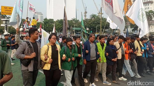 Massa Badan Eksekutif Mahasiswa Seluruh Indonesia (BEM SI) mulai mendatangi Patung Kuda di simpang Monumen Nasional (Monas), Jakarta Pusat. (Taufiq S/detikcom)