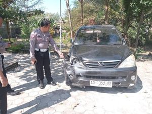 Xenia Penyok Ditinggalkan di Jalanan Ngawi Usai Tabrak Lari Warga