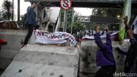 Momen Massa BEM SI Robohkan Barier di Patung Kuda