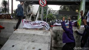 Momen Massa BEM SI Robohkan Barier di Patung Kuda