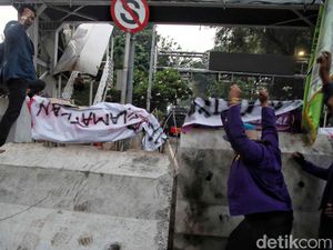 Momen Massa BEM SI Robohkan Barier di Patung Kuda