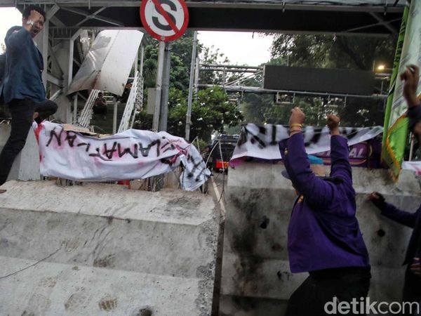 Momen Massa BEM SI Robohkan Barier di Patung Kuda