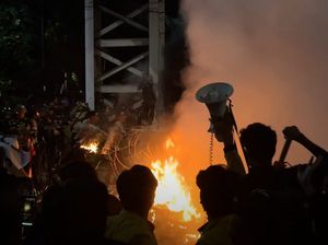 Ricuh Saat Polisi Bubarkan Massa BEM SI Pakai Water Canon