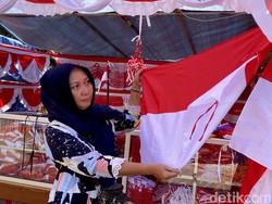 Pedagang Bendera di Surabaya Mulai Ramai Pembeli Jelang Agustusan