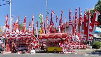 Pedagang Pernak-Pernik Agutusan Mulai Ramai di Surabaya