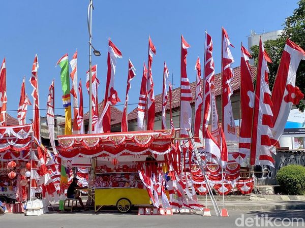 Pedagang Pernak-Pernik Agutusan Mulai Ramai di Surabaya