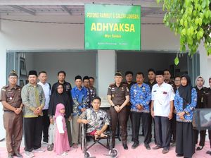 Seniman Difabel Dapat Apresiasi Galeri-Modal Usaha dari Kejari Tuban Seniman Difabel Dapat Apresiasi Galeri-Modal Usaha dari Kejari Tuban