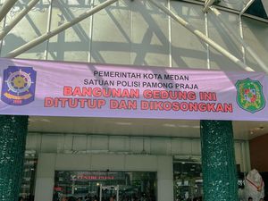 Spanduk Penyegelan yang Dibuka Usai Centre Point Bayar Utang Pajak Rp 211 M Spanduk Penyegelan yang Dibuka Usai Centre Point Bayar Utang Pajak Rp 211 M