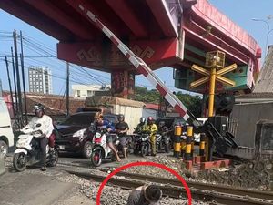 Pemuda yang Nekat Terobos Palang Pelintasan KA Diduga Ingin Bunuh Diri Pemuda yang Nekat Terobos Palang Pelintasan KA Diduga Ingin Bunuh Diri