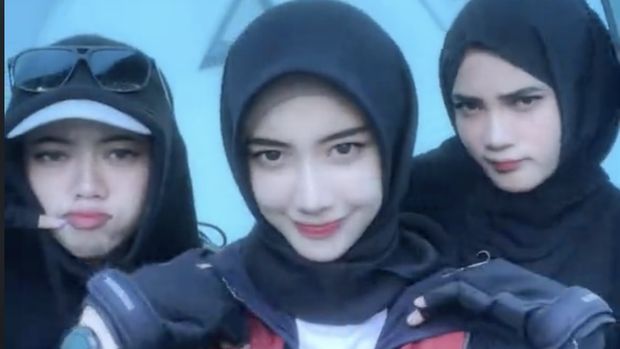 Pendaki cantik diselingkuhi suami dengan pramugari kereta Pendaki cantik diselingkuhi suami dengan pramugari kereta