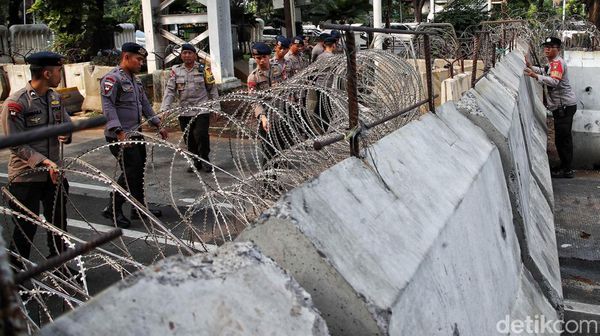 Penutupan Jalan Jelang Demo BEM SI di Patung Kuda