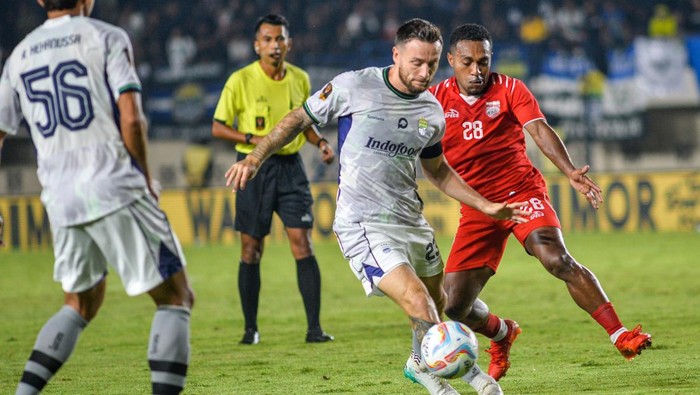 Piala Presiden 2024: Borneo FC Bungkam Persib di Injury Time Borneo FC lolos ke semifinal Piala Presiden 2024 usai menang 1-0 atas Persib Bandung. Borneo menang berkat gol Berguinho di injury time. Duel Persib vs Borneo digelar di Stadion Si Jalak Harupat, Bandung, Senin (22/7/2024) malam WIB.