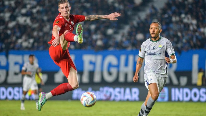 Piala Presiden 2024: Borneo FC Bungkam Persib di Injury Time Borneo FC lolos ke semifinal Piala Presiden 2024 usai menang 1-0 atas Persib Bandung. Borneo menang berkat gol Berguinho di injury time. Duel Persib vs Borneo digelar di Stadion Si Jalak Harupat, Bandung, Senin (22/7/2024) malam WIB.