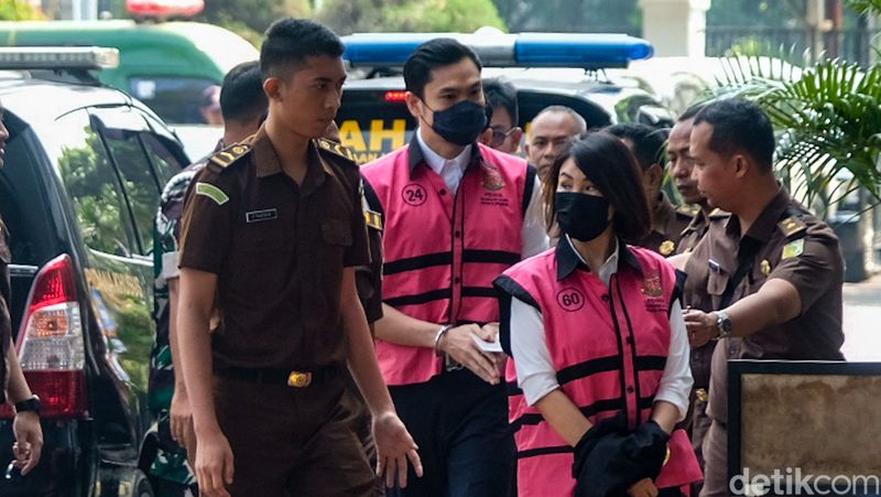 Tersangka Harvey Moeis dan Helena Lim dilimpahkan di Kejari Jaksel, Jakarta, Senin (22/7/2024) dalam rangka pelimpahan tahap II kasus timah.