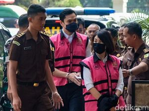 Potret Harvey Moeis dan Helena Lim Saat Dilimpahkan ke Kejari Jaksel Potret Harvey Moeis dan Helena Lim Saat Dilimpahkan ke Kejari Jaksel