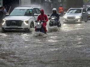 Potret Pengendara Terobos Banjir di India