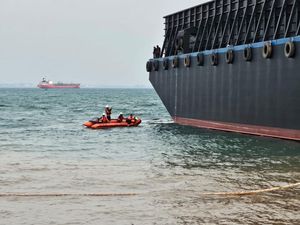 Jatuh ke Laut saat Ngecat Kapal Tongkang, Pekerja di Batam Hilang