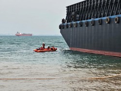 Jatuh ke Laut saat Ngecat Kapal Tongkang, Pekerja di Batam Hilang