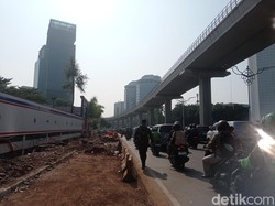 Keluhan Warga soal Galian di Kuningan Jaksel: Takut Keserempet-Jalan Licin