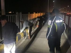 Asyik Mancing di Jembatan Suramadu, Puluhan Warga Surabaya-Bangkalan Dirazia Asyik Mancing di Jembatan Suramadu, Puluhan Warga Surabaya-Bangkalan Dirazia