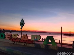 Berburu Sunset di Pantai Oesapa Kupang Sambil Bermain Bola