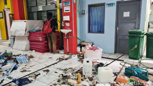 Potret Sisa-Sisa Kebakaran Gudang ATK SMAN 82 Jakarta