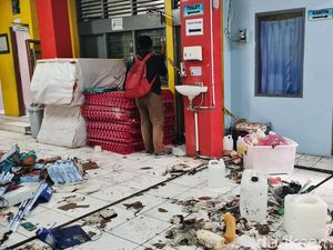 Potret Sisa-Sisa Kebakaran Gudang ATK SMAN 82 Jakarta Potret Sisa-Sisa Kebakaran Gudang ATK SMAN 82 Jakarta