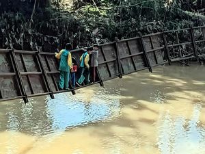 Siswa-Warga di Sukabumi Terpaksa Menantang Maut di Jembatan Miring