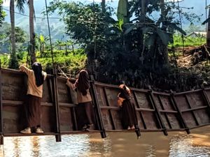 Viral Warga-Siswa Bergelantungan di Jembatan Nyaris Putus di Sukabumi