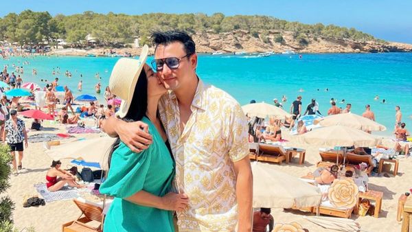 8 Foto Mesra Titi Kamal-Christian Sugiono Liburan ke Ibiza, Bak Masih Pacaran