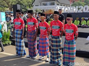 Saat Peserta Balap Tour de Banyuwangi Ijen 2024 Kenakan Sarung dan Peci